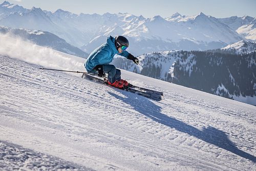 Skifahrer auf Piste Richtung Tal