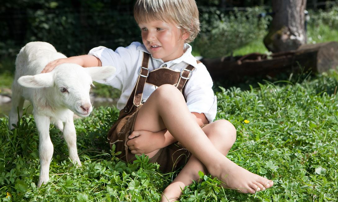 Kinder mit Lamm @ Johannes Felsch