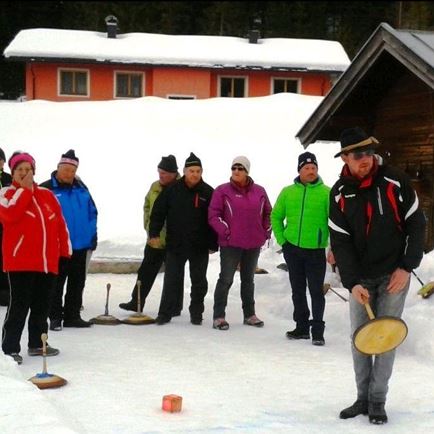 Unsinniger Donnerstag Er + Sie Eisstockschießen