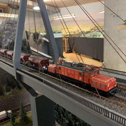 Betrieb der großen Modelleisenbahn