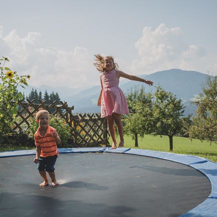 Das Trampolin ist magisch anziehend.