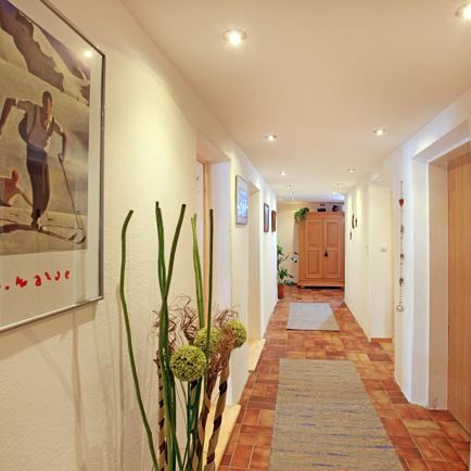 Migglwieshof, Gang und Zugang zur Garderobe