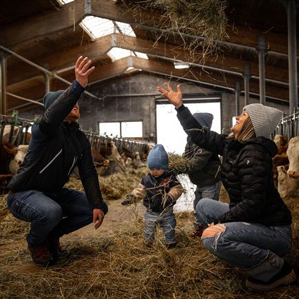 Familie Danzl im Stall vom Jagglinghof