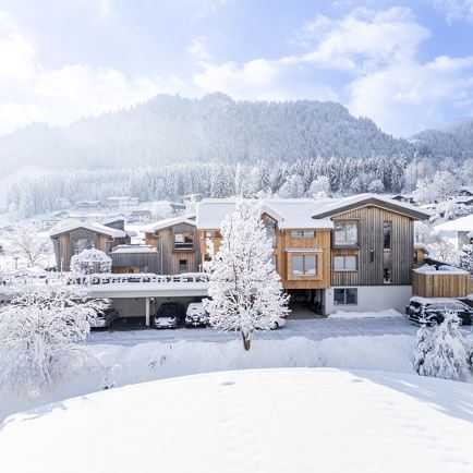 In Schnee gehüllte Alpegg Chalets.