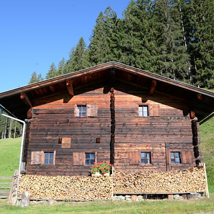 Hütte außen1