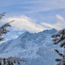 traumhafte Aussicht auf die umliegende Bergwelt