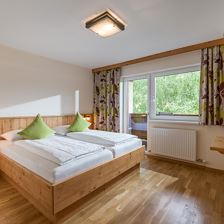 Gaestehaus_Fuchs_Itter_07_2021_Appartement_14_Schl