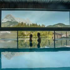 In- und Outdoor-Infinity-Pool