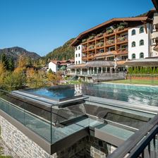 Infinity-Pool mit Blick auf das Haupthaus