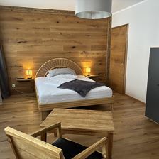 Schlafzimmer mit französischem Doppelbett