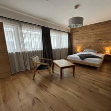Schlafzimmer mit französischem Doppelbett