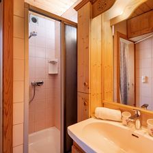 Haus_Lang_Niederhofen_9c_St_Johann_Badezimmer_Dusc