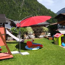 Kinderspielplatz vor dem Haus