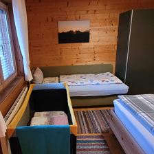 Zimmer EG mit Babybett und Zusatzbett