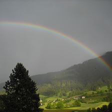 Regenbogen vor dem Haus