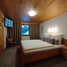 Schlafzimmer 1 mit TV