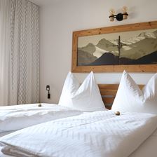 2. Schlafzimmer links