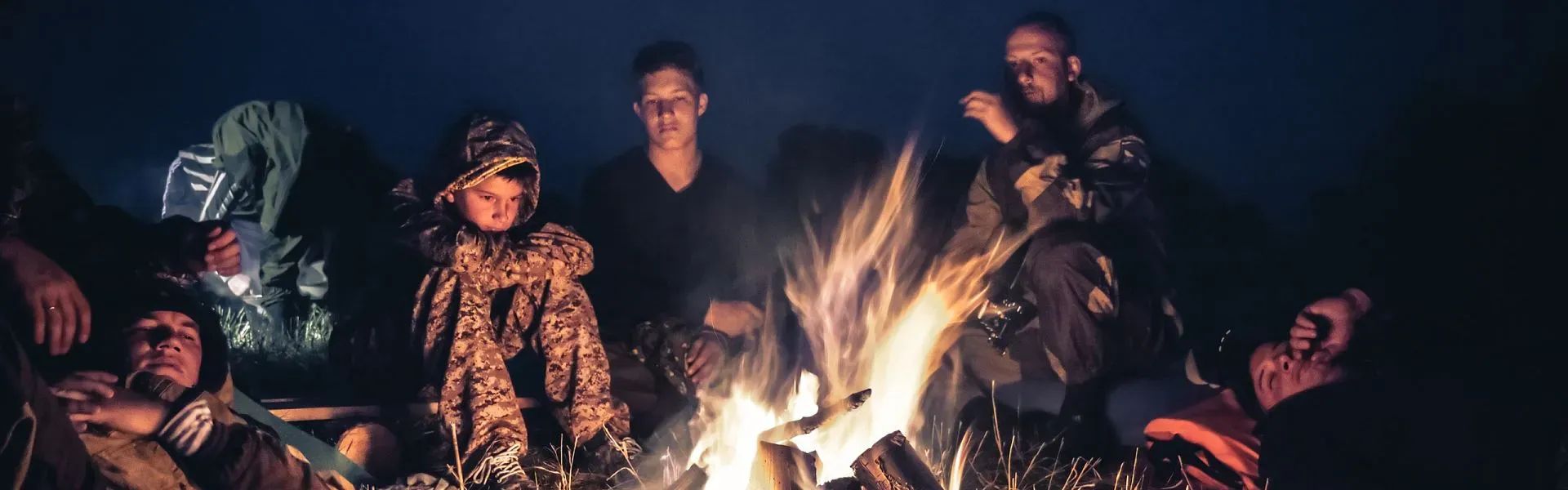 Freunde - Jungs am Lagerfeuer - Insta