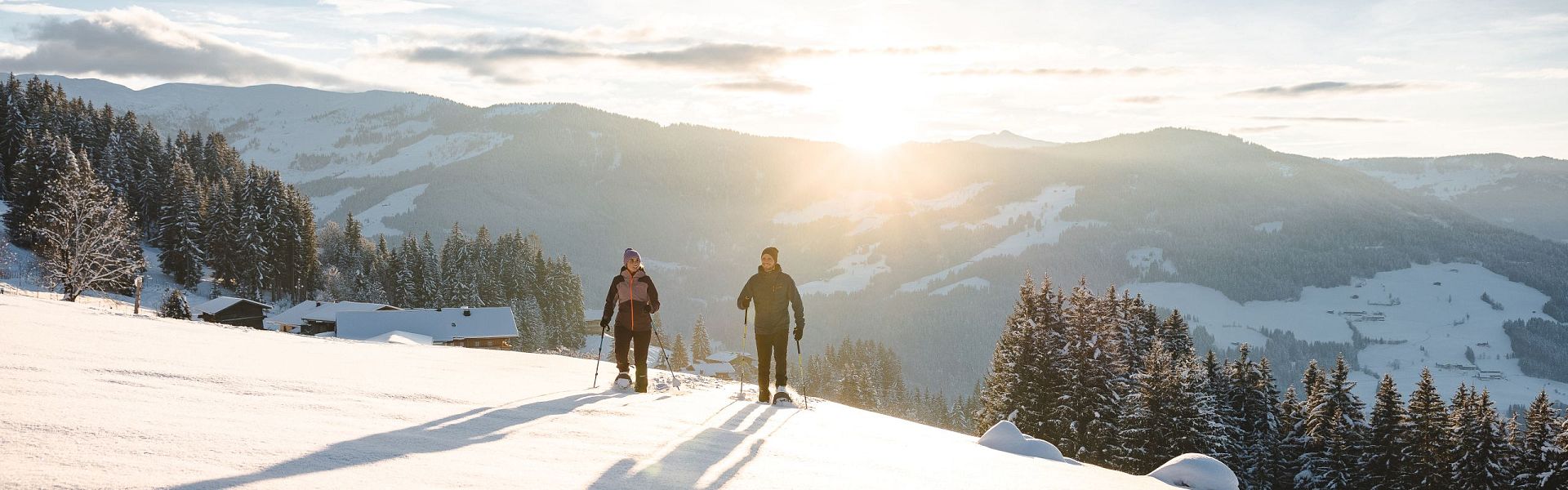 Schneeschuhwanderer unterwegs im Brixental