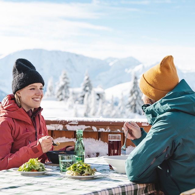 Wilde Kaiser im Hintergrund eines Skifahrers im Skigebiet Kitzbüheler Alpen