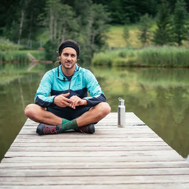 /media/gridteaser/kitzbueheler-alpen-hero-bike-ben-kalra-sitzt-auf-einem-steg-am-lauchsee-in-fieberbrunn-c-daniel-gollner.webp