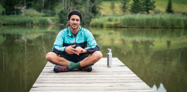 /media/gridteaser/kitzbueheler-alpen-hero-bike-ben-kalra-sitzt-auf-einem-steg-am-lauchsee-in-fieberbrunn-c-daniel-gollner.webp