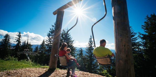 /media/gridteaser/kitzbueheler-alpen-hero-familie-obrien-schaukelt-bei-sonnenschein-am-berg-in-westendorf-c-daniel-gollner-7.webp