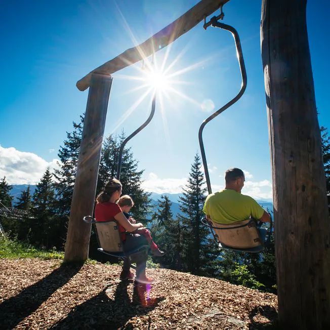 /media/gridteaser/kitzbueheler-alpen-hero-familie-obrien-schaukelt-bei-sonnenschein-am-berg-in-westendorf-c-daniel-gollner-7.webp