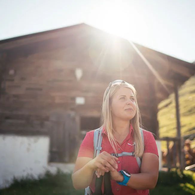 /media/gridteaser/kitzbueheler-alpen-hero-wandern-christina-foidl-macht-auf-der-baumoosalm-eine-kurze-rast-c-daniel-gollner.webp