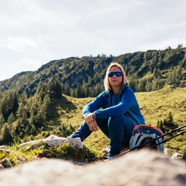 /media/gridteaser/kitzbueheler-alpen-hero-wandern-monika-guenther-sitzt-am-kirchbergstock-im-pillerseetal-c-daniel-gollner-10.webp