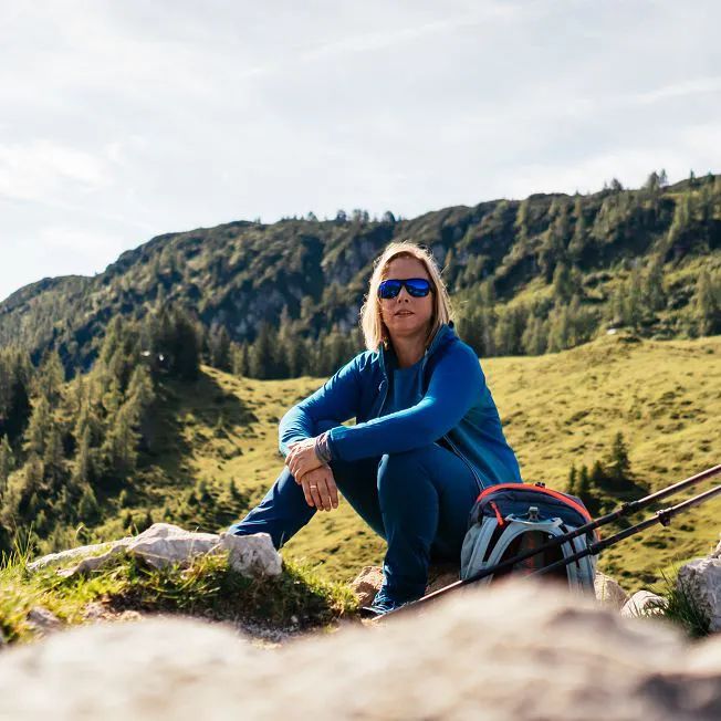 /media/gridteaser/kitzbueheler-alpen-hero-wandern-monika-guenther-sitzt-am-kirchbergstock-im-pillerseetal-c-daniel-gollner-3.webp