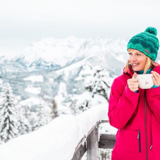 /media/gridteaser/kitzbueheler-alpen-winter-idylle-frau-mit-kaffee-auf-terrasse-c-mirja-geh-eye5-1.webp