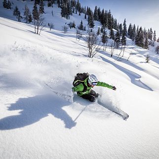 /media/gridteaser/talabfahrt-durch-tiefschnee.webp